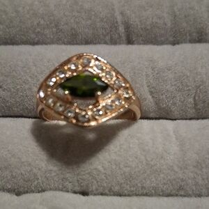 Elegant Gold and Green Women's Ring